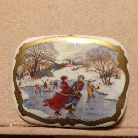 ⛸️Vintage Mural Ice Skating Theme BROOCH PIN 2" x 1.5" Invigorating - Picture 1 of 8